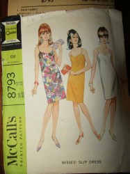 8793  MCCALLS 1967 SWEET SLIP V-DRESS, UNDERLINED PATTERN 14 34